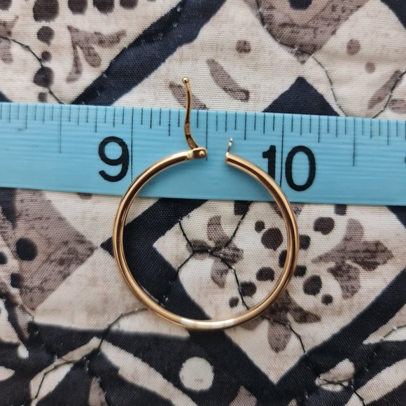 Gold hoop earring - Picture 2 of 16